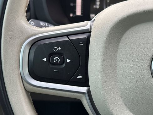 Used 2019 Volvo XC60 T6 Momentum w/ Premium Package image 25