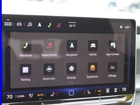 Used 2025 Volkswagen Tiguan SE image 34