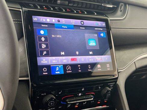 Used 2023 Jeep Grand Cherokee Limited w/ Black Appearance Package image 15