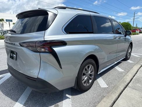 Used 2025 Toyota Sienna XLE FWD image 5