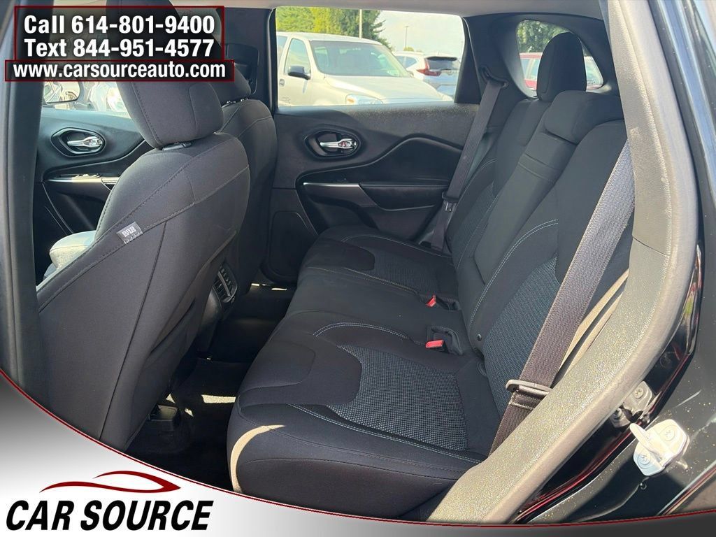 Used 2019 Jeep Cherokee Latitude w/ Popular Appearance Group AWD/4WD image 23