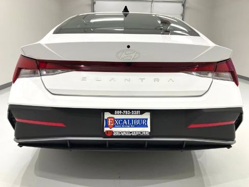 Used 2024 Hyundai Elantra SE image 13