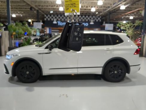Used 2022 Volkswagen Tiguan SE R-Line FWD image 4