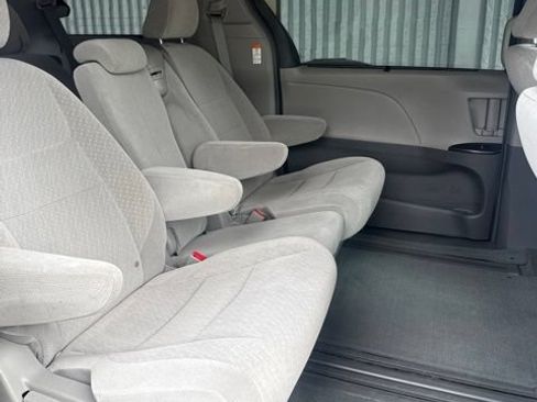 Used 2017 Toyota Sienna LE FWD image 6