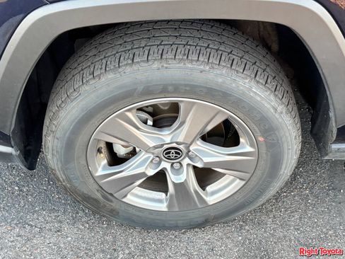 Used 2025 Toyota RAV4 XLE AWD/4WD image 8