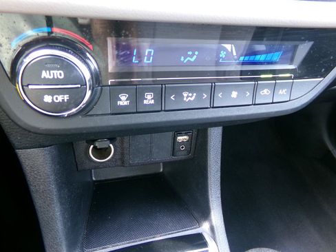 Used 2016 Toyota Corolla LE FWD image 19