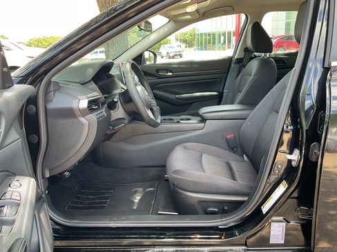 Used 2025 Nissan Altima 2.5 SV FWD image 8