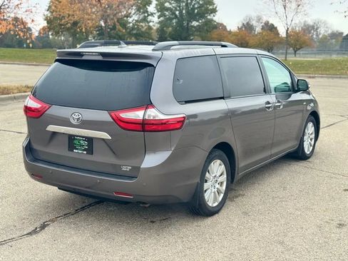 Used 2017 Toyota Sienna Limited Premium image 7