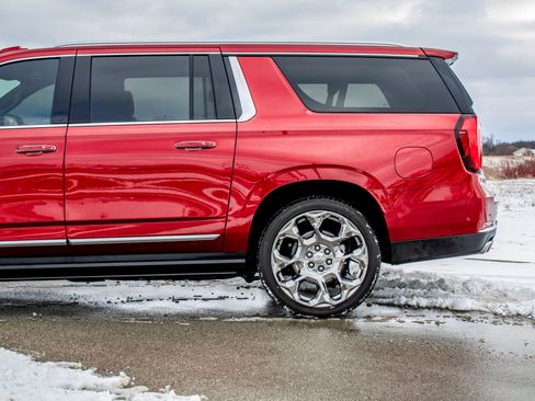 Used 2025 GMC Yukon XL Denali w/ Sun & Power Step Package image 37