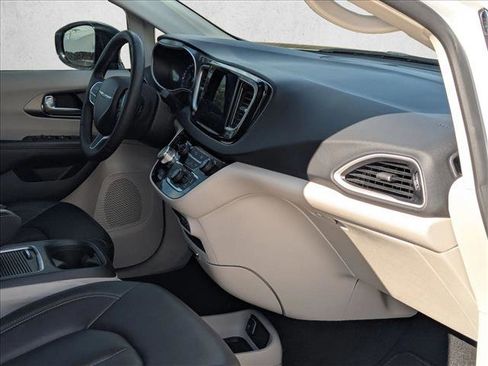 Used 2024 Chrysler Pacifica Touring-L image 23