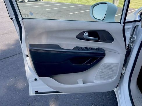 Used 2017 Chrysler Pacifica Touring-L w/ Tire & Wheel Group FWD image 23