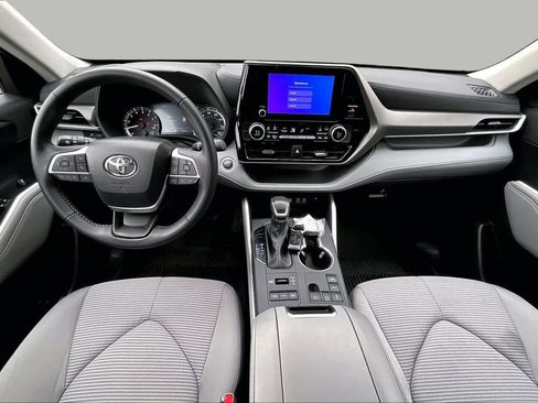 Used 2025 Toyota Highlander LE AWD/4WD image 14