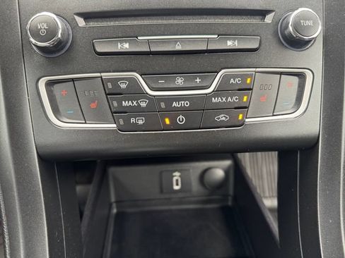 Used 2018 Ford Fusion SE w/ Equipment Group 201A FWD image 20