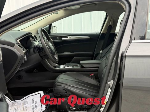 Used 2018 Ford Fusion SE w/ Fusion SE Technology Package FWD image 10
