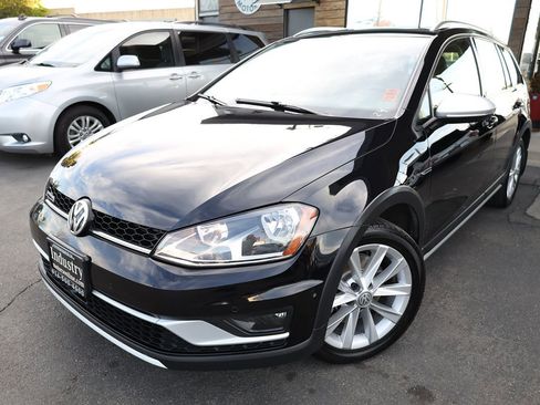 Used 2017 Volkswagen Golf S image 2