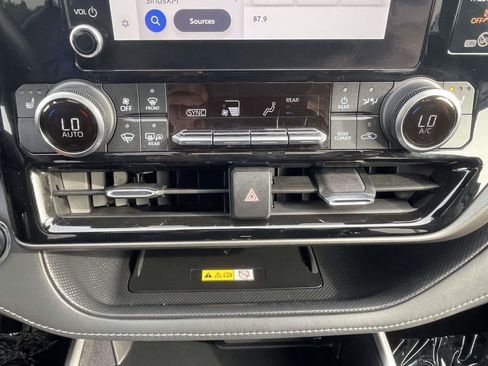 Used 2023 Toyota Highlander XLE image 32