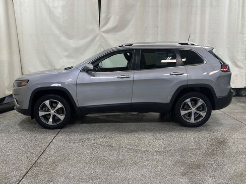 Used 2019 Jeep Cherokee Limited w/ Luxury Group AWD/4WD image 2