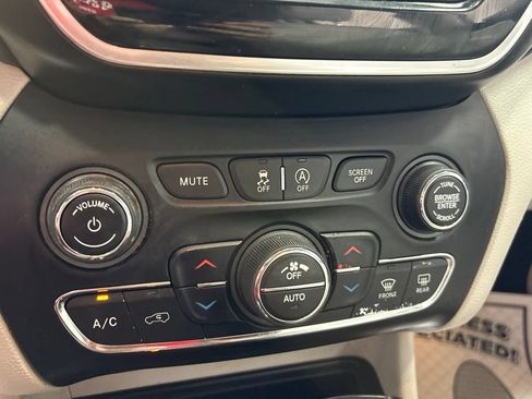Used 2019 Jeep Cherokee Limited AWD/4WD image 18