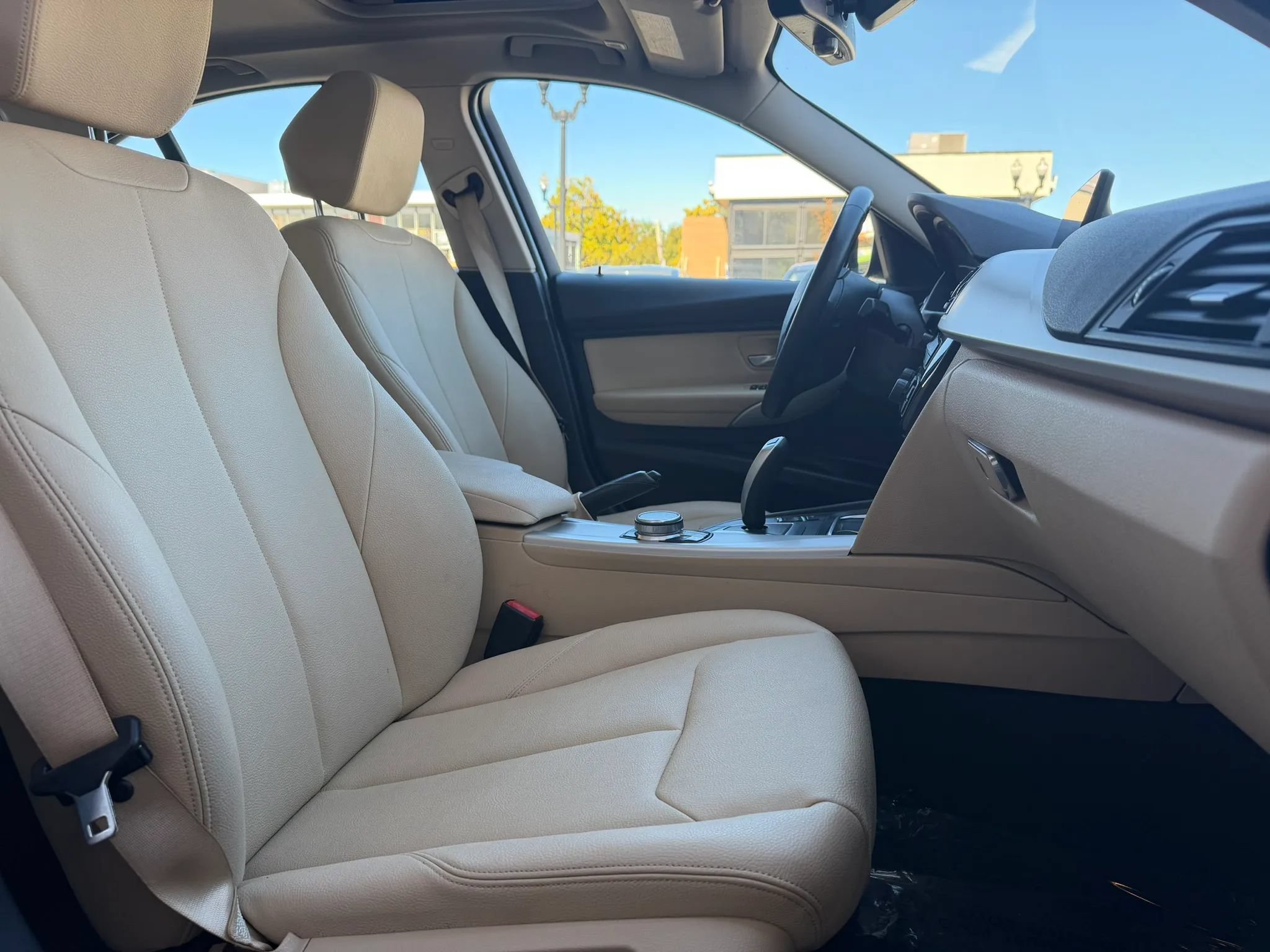 Used 2018 BMW 320i xDrive Sedan w/ Convenience Package AWD/4WD image 16