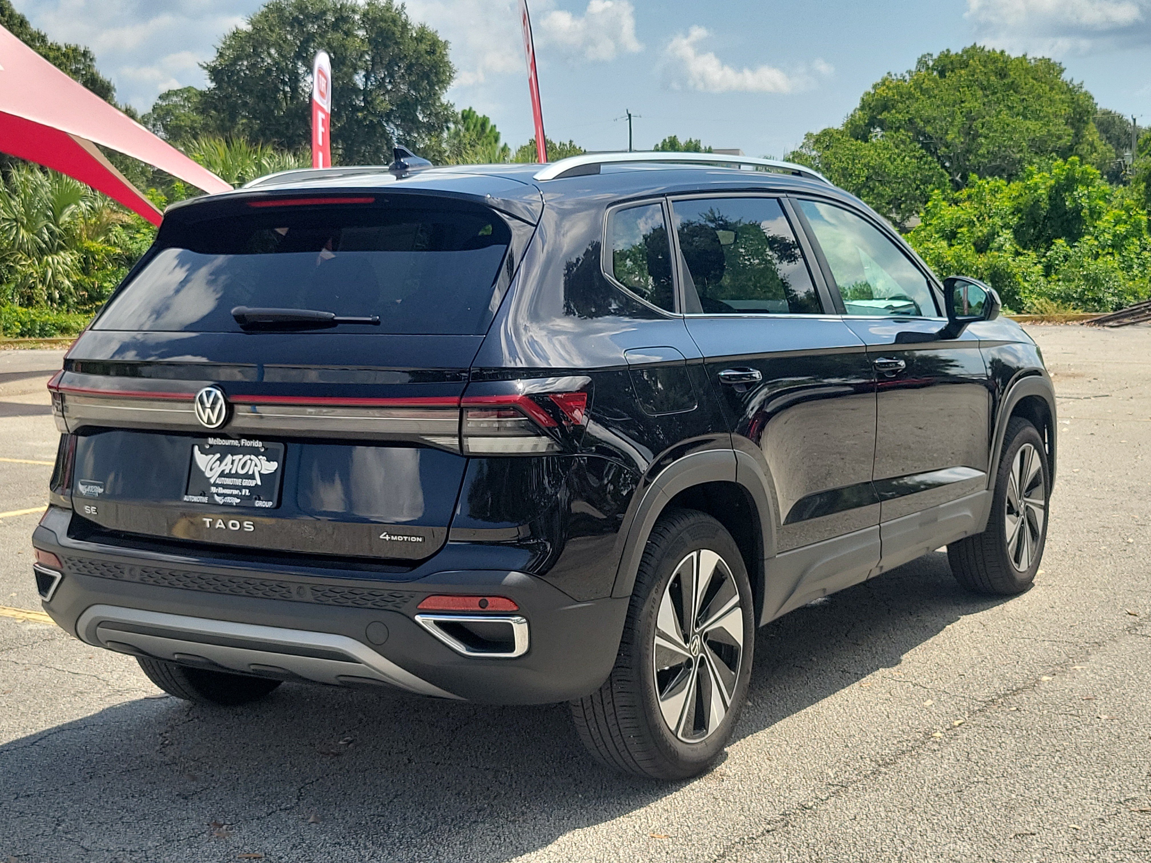 Used 2025 Volkswagen Taos SE AWD/4WD image 4