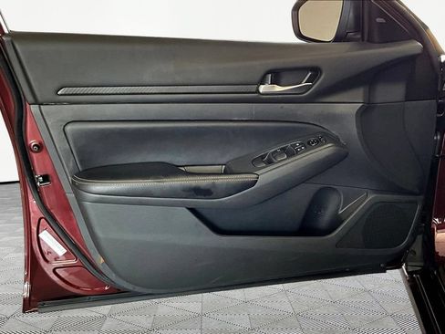 Used 2025 Nissan Altima 2.5 SV FWD image 19