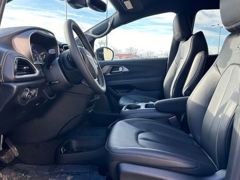 New 2026 Chrysler Pacifica Select w/ S Appearance Package image 9