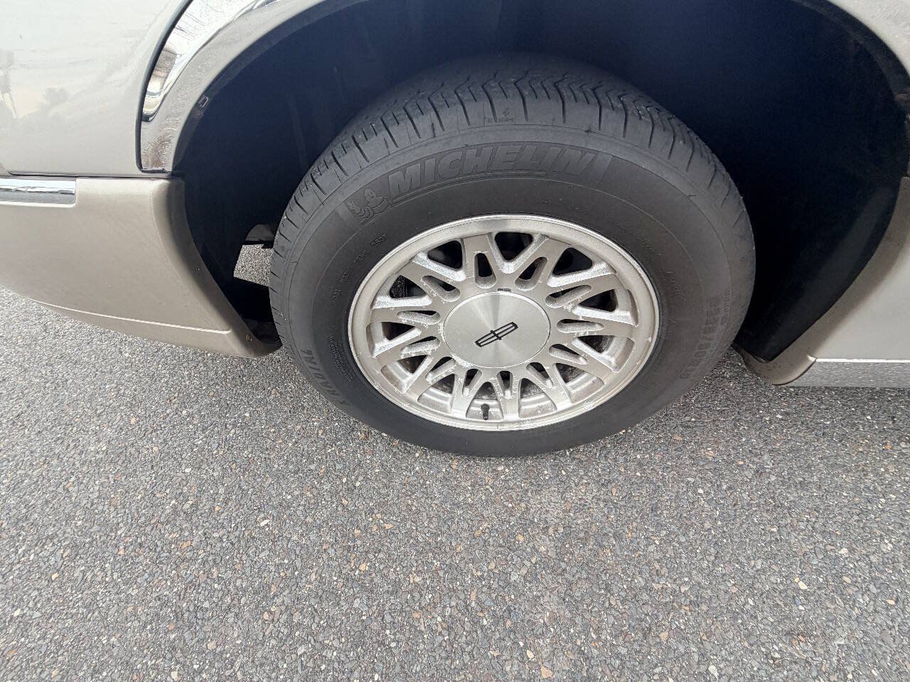 Used 1999 Lincoln Town Car Signature RWD image 47