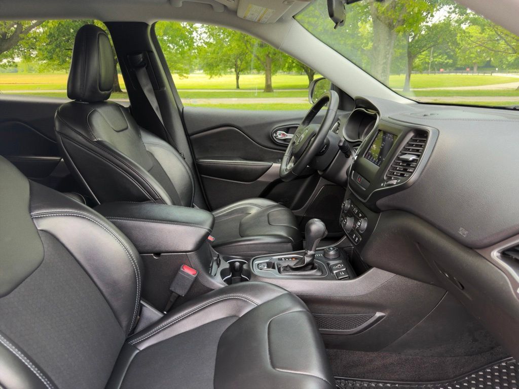 Used 2019 Jeep Cherokee Latitude Plus w/ Cold Weather Group AWD/4WD image 30