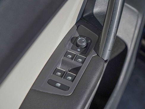 Used 2018 Volkswagen Tiguan SE image 22