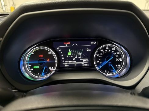 Used 2024 Toyota Venza XLE image 11