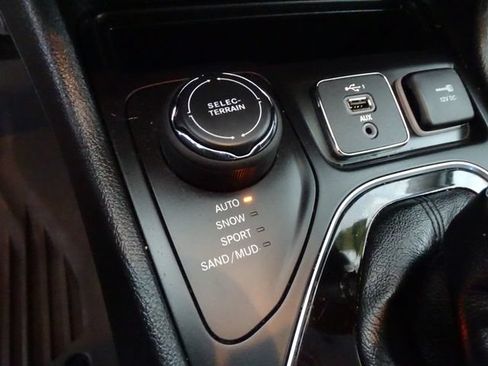 Used 2019 Jeep Cherokee Limited AWD/4WD image 13