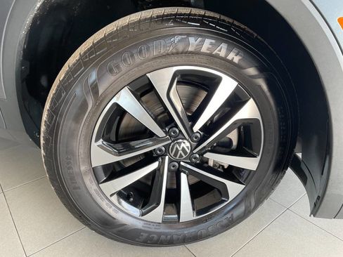 Used 2022 Volkswagen Tiguan S image 11