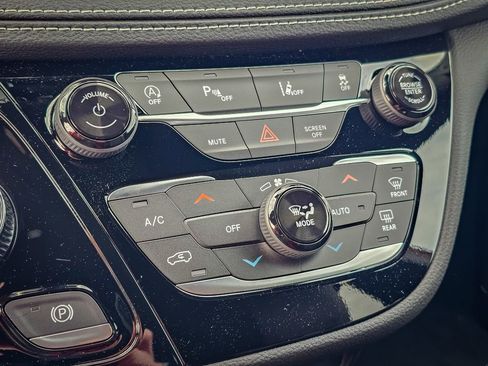 New 2026 Chrysler Pacifica Select image 24