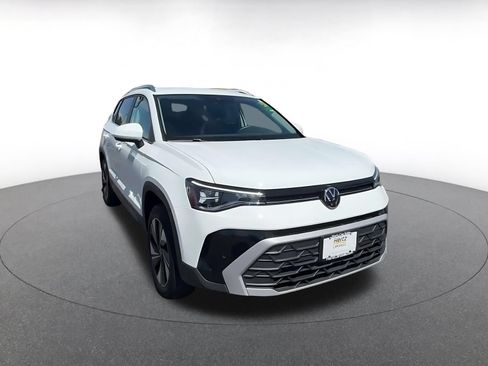 Used 2026 Volkswagen Taos SE AWD/4WD image 3