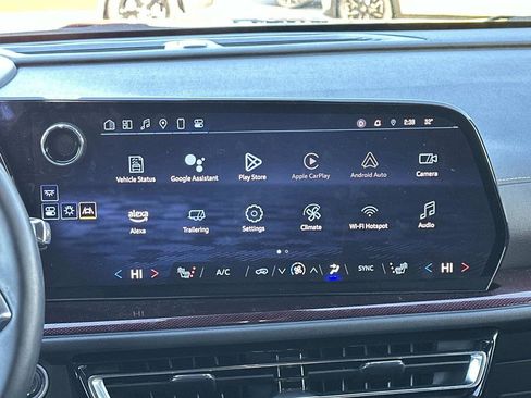 Used 2024 Chevrolet Traverse Z71 image 12