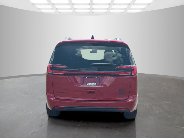 New 2027 Chrysler Pacifica Select AWD/4WD image 6