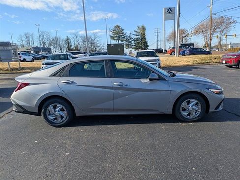 New 2026 Hyundai Elantra SE image 3