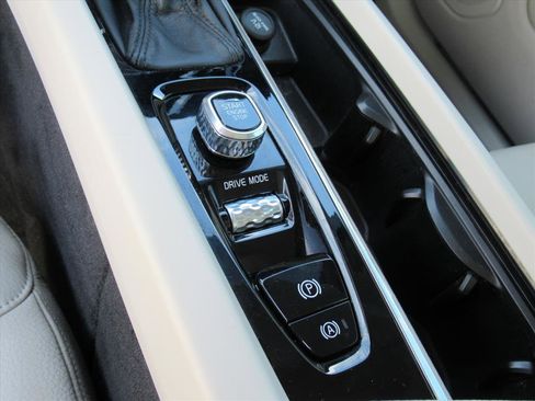 Used 2018 Volvo XC60 T6 Momentum w/ Convenience Package image 24