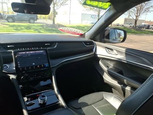 Certified 2025 Jeep Grand Cherokee Limited w/ Black Appearance Package AWD/4WD image 17