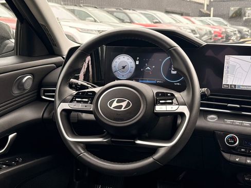 Used 2025 Hyundai Elantra SEL FWD image 19