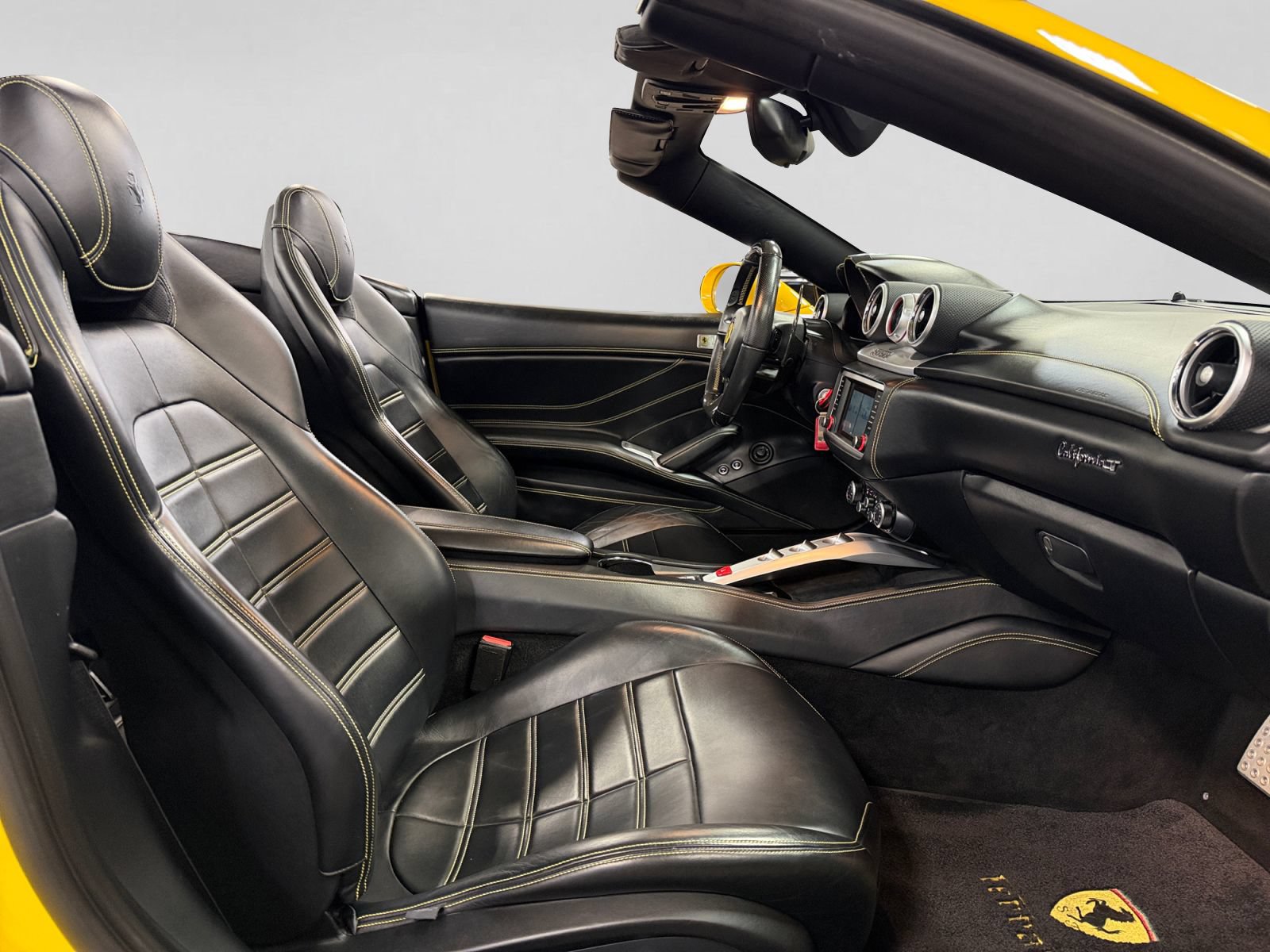 Used 2015 Ferrari California T RWD image 24