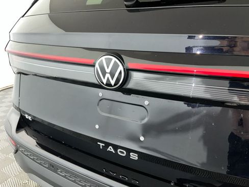 Used 2025 Volkswagen Taos SE AWD/4WD image 11