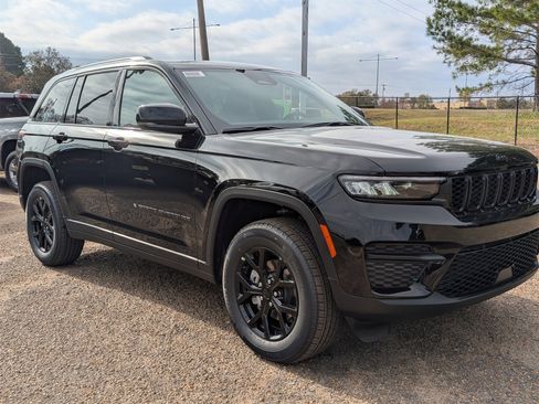 New 2025 Jeep Grand Cherokee Altitude image 4