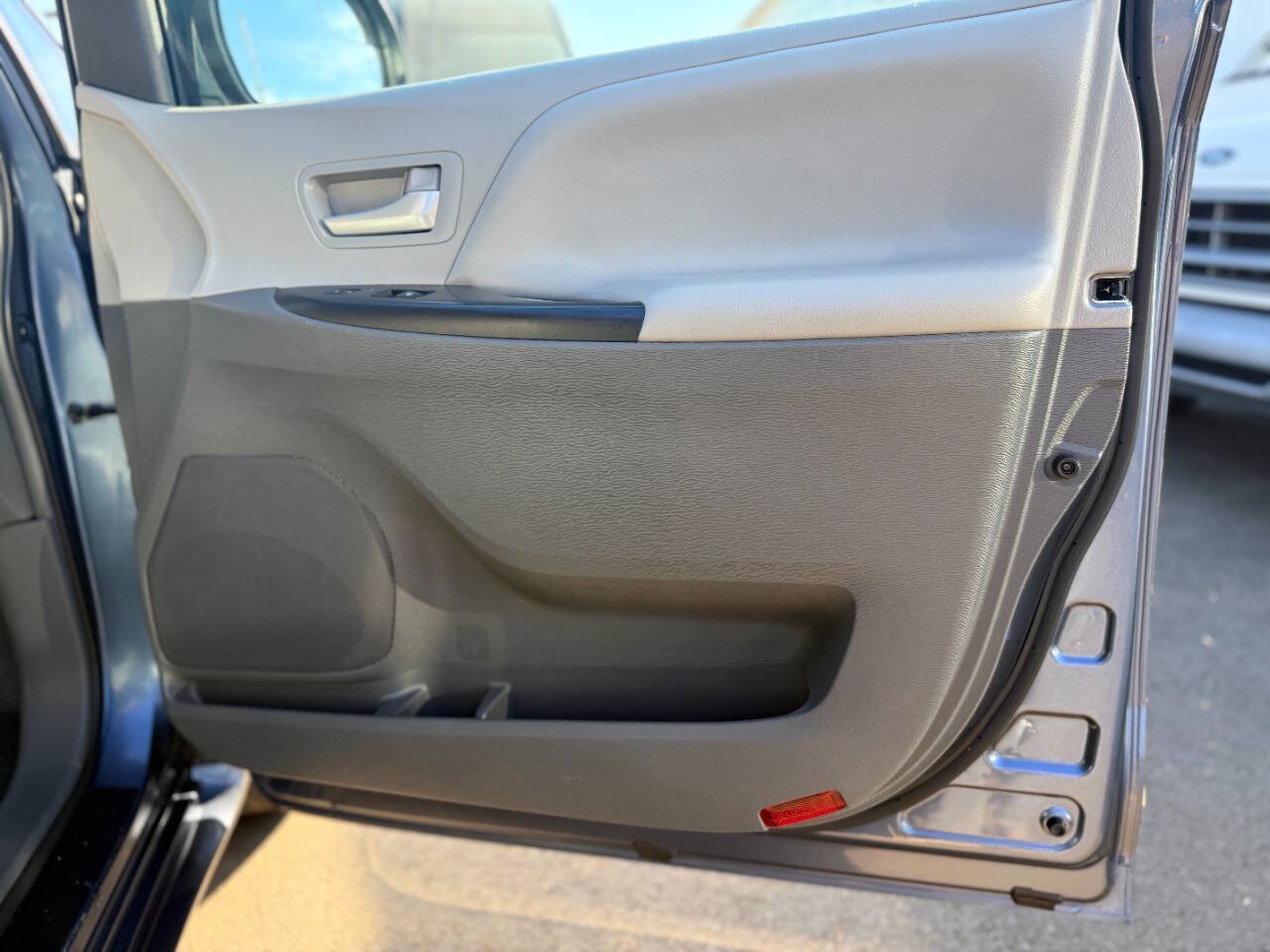 Used 2015 Toyota Sienna LE FWD image 30