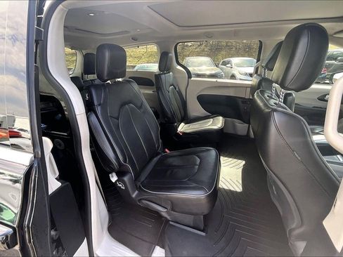 Used 2020 Chrysler Pacifica Limited image 22