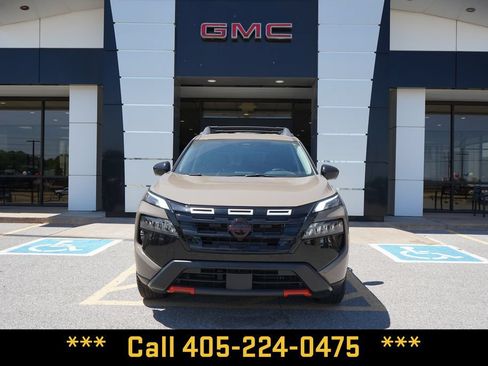 Used 2025 Nissan Rogue SV AWD/4WD image 3