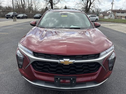 Used 2025 Chevrolet Trax LT w/ LT Convenience Package image 2