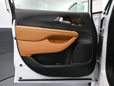 Used 2022 Chrysler Pacifica Pinnacle FWD image 18