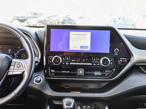 Used 2024 Toyota Highlander Limited image 16
