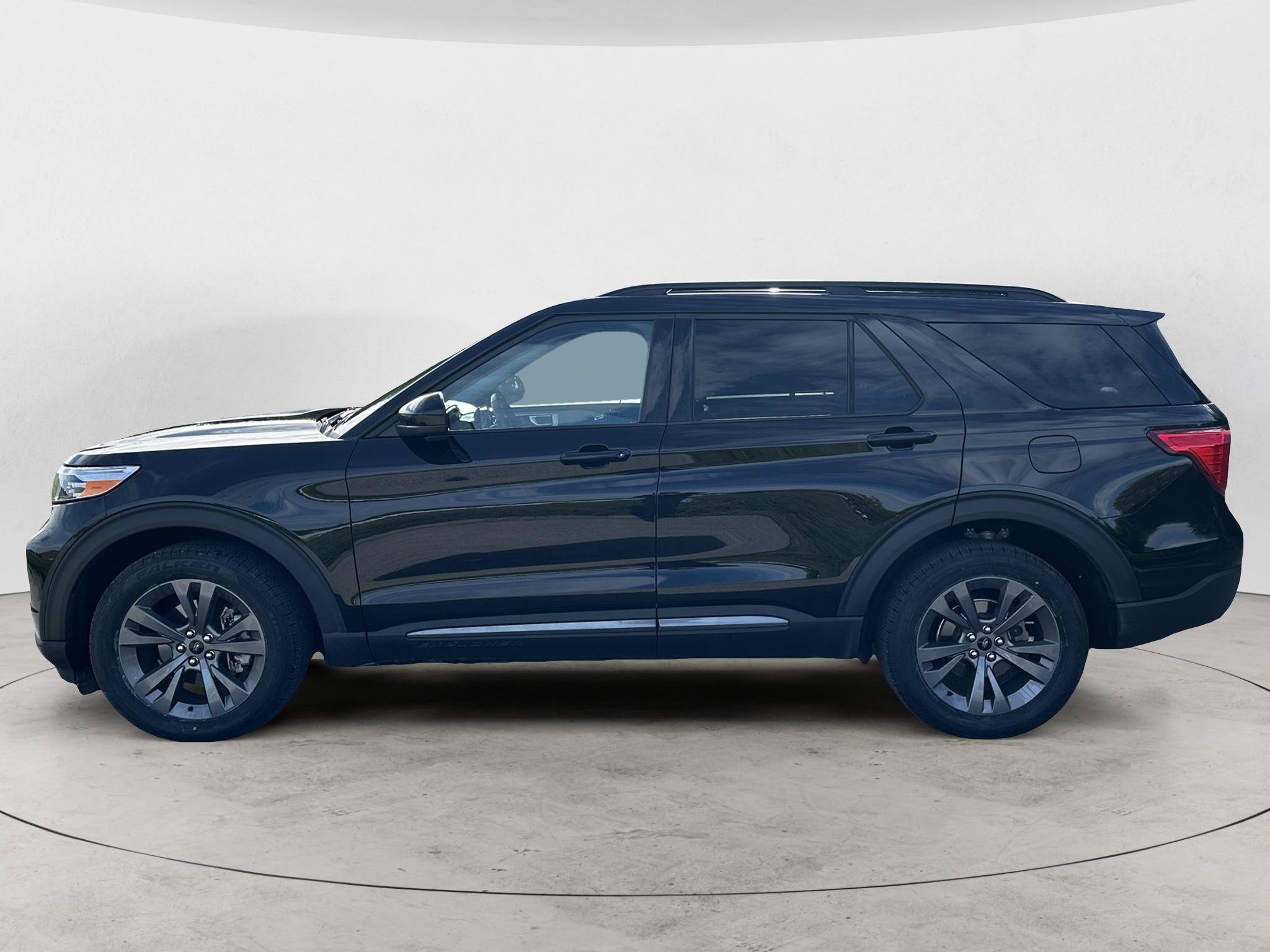 Used 2023 Ford Explorer XLT w/ Equipment Group 202A AWD/4WD image 8